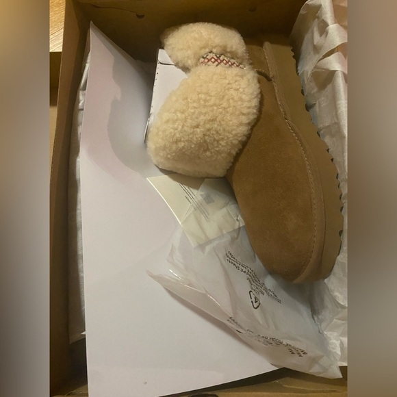 Brand new in box UGG ultra mini braid booties size 8 - Picture 8 of 9